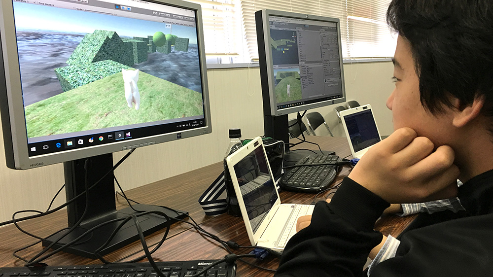 Unityを使ってプログラミング体験をする中学生