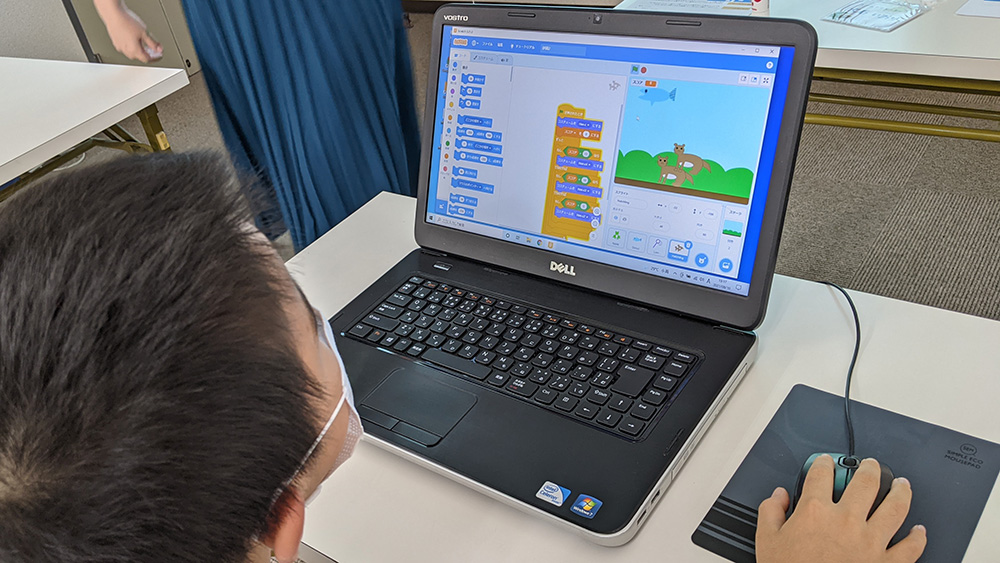 Scratchを使ってゲームプログラミング体験をする小学生