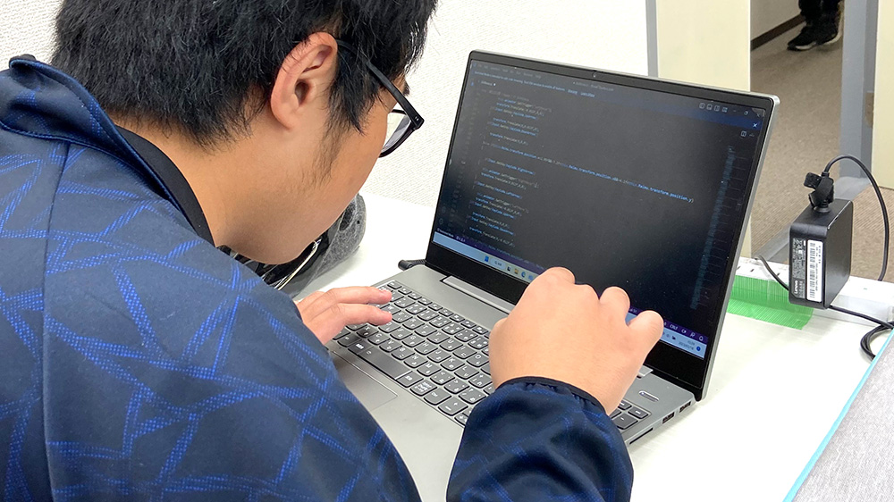Unityでテキストコーディングをする高校生