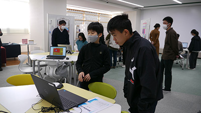 自分が制作した作品を楽しんでもらっている生徒の画像