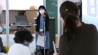 プレゼンテーションした作品について質問を受けている生徒の画像