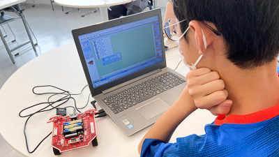 ロボットを動かすプログラミングを作っている生徒の画像