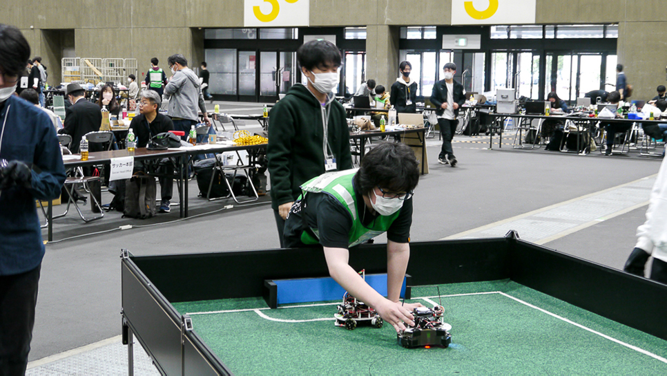 ロボットの大会に出場中の真剣な生徒の様子