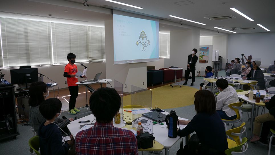 生徒が自分で作成したキャラクターをみんなに発表している様子